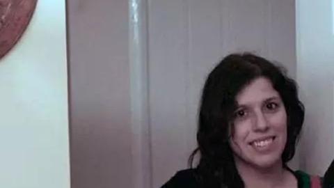 La pareja junto al pequeño bebé.