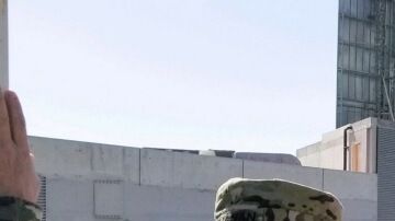 Militares trabajan con la Patrulla Fronteriza en la Garita San Ysidro en California.