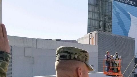 Militares trabajan con la Patrulla Fronteriza en la Garita San Ysidro en California.
