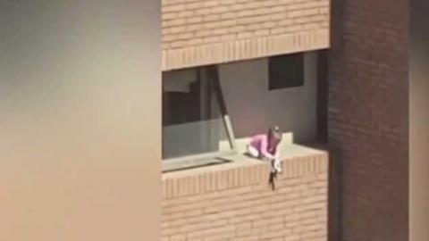 La niña jugaba en las alturas y fue rescatada gracias al aviso de un médico.