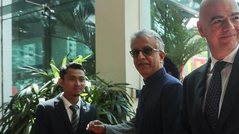 Gianni Infantino, presidente de la FIFA, habría protegido el "dopaje" financiero del Manchester City y el PSG