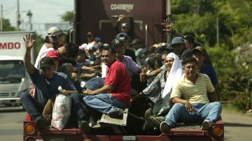 Más de 500 migrantes salvadoreños llegan a la frontera con Guatemala.