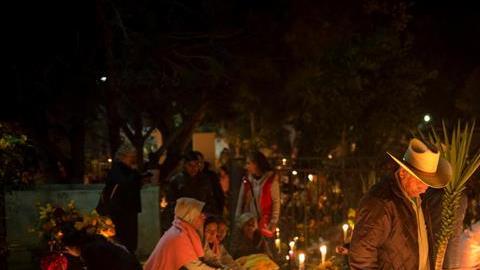 Los mexicanos recuerdan a sus muertos en una festividad llena de tradición.