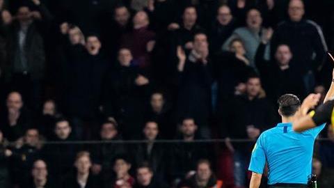 El mexicano Hirving Lozano yace en el césped mientras Danilho Doekhi del Vitesse es expulsado. (Foto: EFE/EPA/THOMAS BAKKER)