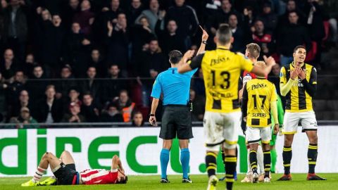 El mexicano Hirving Lozano yace en el césped mientras Danilho Doekhi del Vitesse es expulsado. (Foto: EFE/EPA/THOMAS BAKKER)