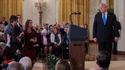 Trump al encarar a Jim Acosta. EFE/ Erik S. Lesser