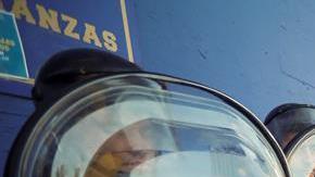 Hinchas de Boca enfrentan a la policía afuera del estadio La Bombonera por una entrada para la final de la Copa Libertadores.