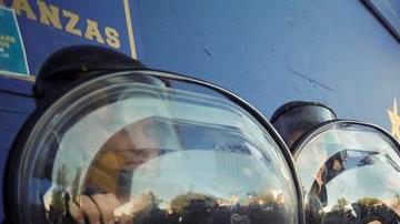 Hinchas de Boca enfrentan a la policía afuera del estadio La Bombonera por una entrada para la final de la Copa Libertadores.