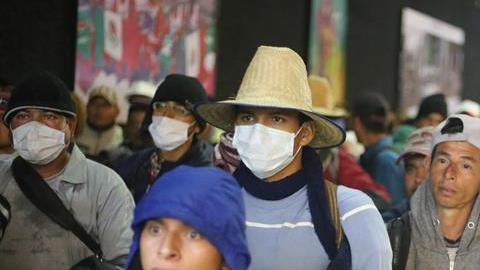 Integrantes de la caravana de migrantes centroamericanos se preparan para salir de Ciudad de México (México) y retomar su travesía hacia Estados Unidos.