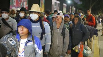 Integrantes de la caravana de migrantes centroamericanos se preparan para salir de Ciudad de México (México) y retomar su travesía hacia Estados Unidos.