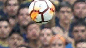 Gran partido entre Boca Juniors y River Plate en La Bombonera en la final de la Copa Libertadores.