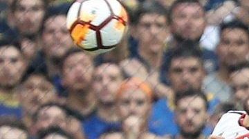 Gran partido entre Boca Juniors y River Plate en La Bombonera en la final de la Copa Libertadores.