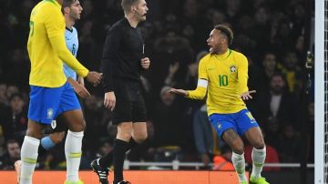 El brasileño Neymar se quejó de muchas faltas en el partido que Brasil sostuvo con Uruguay en Londres.