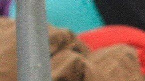 Migrantes centroamericanos descansan en el deportivo Benito Juárez, en Tijuana, el 16 de noviembre