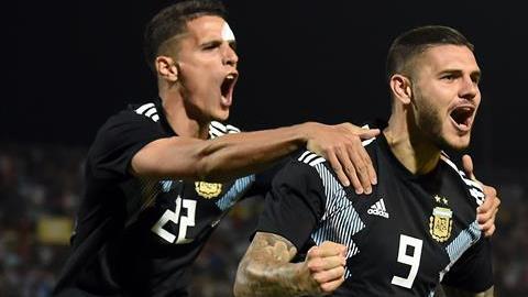 Mauro Icardi de Argentina festeja junto a Eric Lamela su gol frente a la selección de México en Mendoza (Argentina).