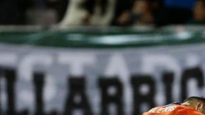 Alexis Sánchez abrazó al niño espontáneo y lo llevó afuera de la cancha