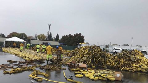 Bomberos recogen equipos cuando ya está lloviendo en el norte de CA.