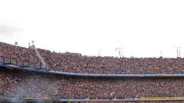 Aficionados de Boca Juniors despidieron a su equipo multitudinariamente en el estadio La Bombonera, de Buenos Aires.