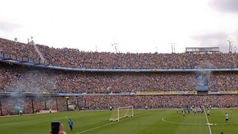 Aficionados de Boca Juniors despidieron a su equipo multitudinariamente en el estadio La Bombonera, de Buenos Aires.