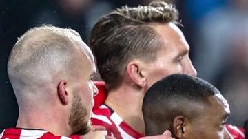 El delantero mexicano Hirving "El Chucky" Lozano es felicitado por sus compañeros, tras marcar el segundo de la noche