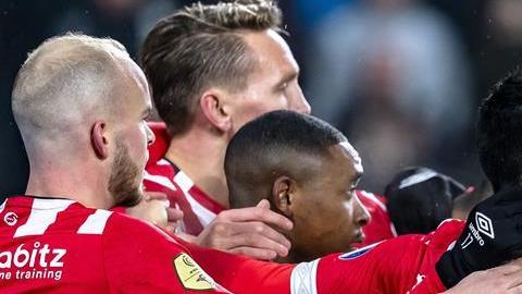 El delantero mexicano Hirving "El Chucky" Lozano es felicitado por sus compañeros, tras marcar el segundo de la noche