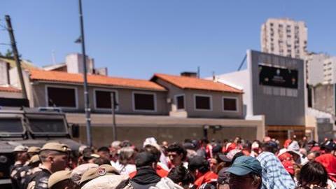 El estadio Monumental de Buenos Aires está fuertemente custodiado para la final de la Copa Libertadores.