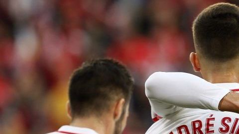 El delantero del Sevilla André Silva celebra su gol al Valladolid en el estadio Sánchez Pizjuan.