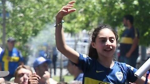 Integrantes de la prefectura frente a aficionados de Boca Juniors el domingo 25 en Buenos Aires