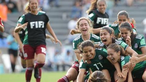 Las jugadoras de México celebran su pase a semifinales de la Copa Mundial Femenina Sub'17 en Uruguay.