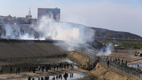 La Patrulla Fronteriza lanzó gases a inmigrantes.