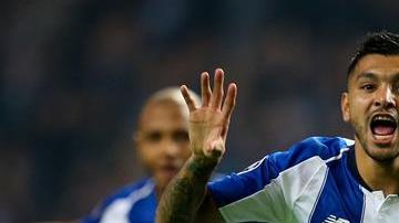 Jesús Corona anotó el segundo gol de la noche, para el triunfo 3-1 del FC Porto sobre Schalke 04
