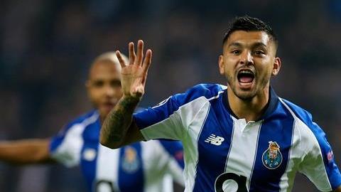 Jesús Corona anotó el segundo gol de la noche, para el triunfo 3-1 del FC Porto sobre Schalke 04