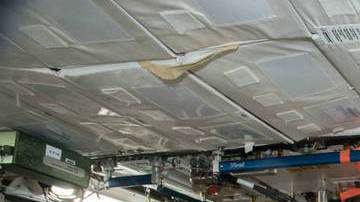 El astronauta Ricky Arnold filma en la Estación Espacial Internacional.