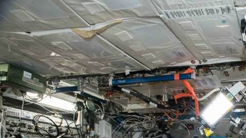 El astronauta Ricky Arnold filma en la Estación Espacial Internacional.