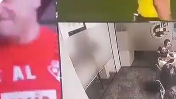 En la imagen se observa el momento en que los árbitros del VAR celebran