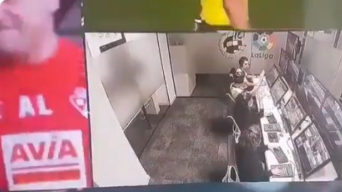 En la imagen se observa el momento en que los árbitros del VAR celebran
