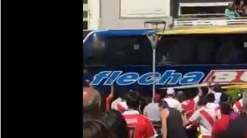 El autobús de Boca Juniors fue atacado por aficionados de River Plate
