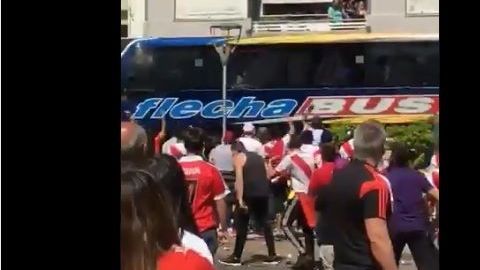 El autobús de Boca Juniors fue atacado por aficionados de River Plate