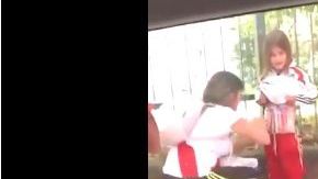 Una aficionada del River Plate coloca luces de bengala en el cuerpo de una niña