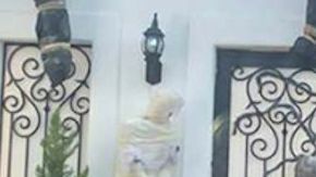 En el inmueble en el fraccionamiento El Cid, se observan lo que semejan ser cuerpos humanos envueltos en bolsas negras.