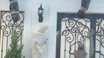 En el inmueble en el fraccionamiento El Cid, se observan lo que semejan ser cuerpos humanos envueltos en bolsas negras.