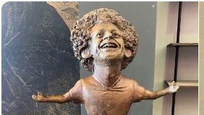 El busto de Mohamed Salah es blanco de memes en Twitter