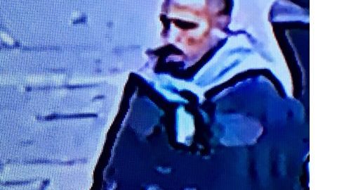 El sujeto fue descrito como hispano, entre 20 y 30 años.