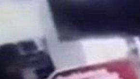 César Farías le propinó una brutal patada a un aficionado en el aeropuerto