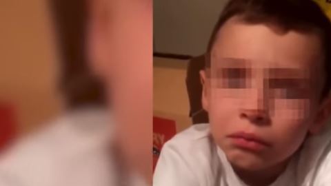 Entre lágrimas, el pequeño narra la tortura que vive día a día.