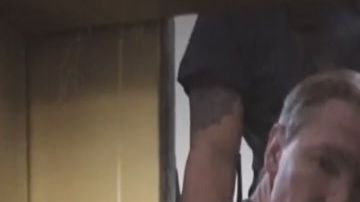 Los bomberos tuvieron que romper un muro para llegar al elevador.