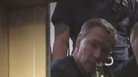 Los bomberos tuvieron que romper un muro para llegar al elevador.