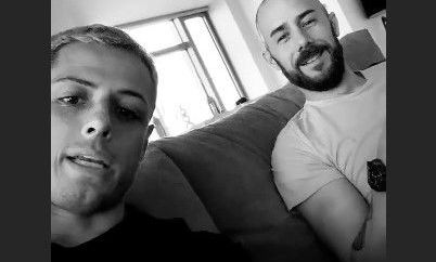 'Chicharito' revela al 'coach' que tiene fuera de las canchas.