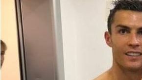 Cristiano Ronaldo accedió a tomarse la foto con Raoul Bellanova, sin imaginar lo que había atrás