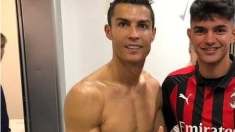 Cristiano Ronaldo accedió a tomarse la foto con Raoul Bellanova, sin imaginar lo que había atrás